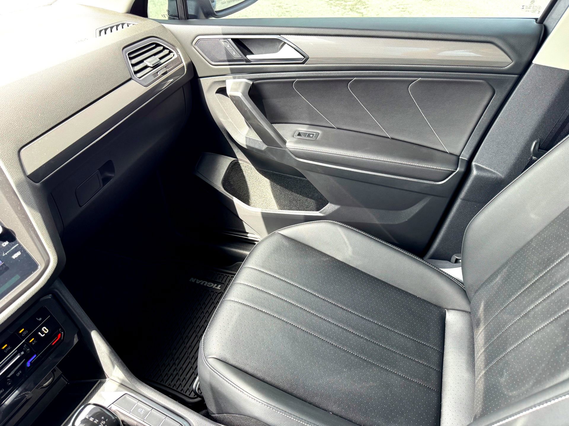 Used 2024 Volkswagen Tiguan SE FWD image 28