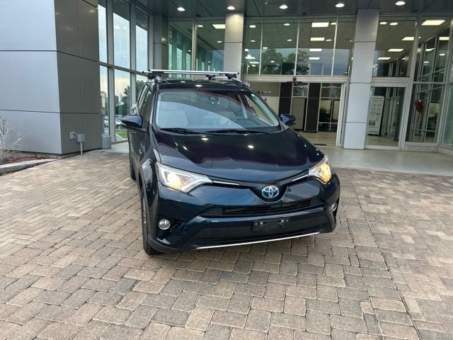 Used 2017 Toyota RAV4 XLE AWD/4WD image 2