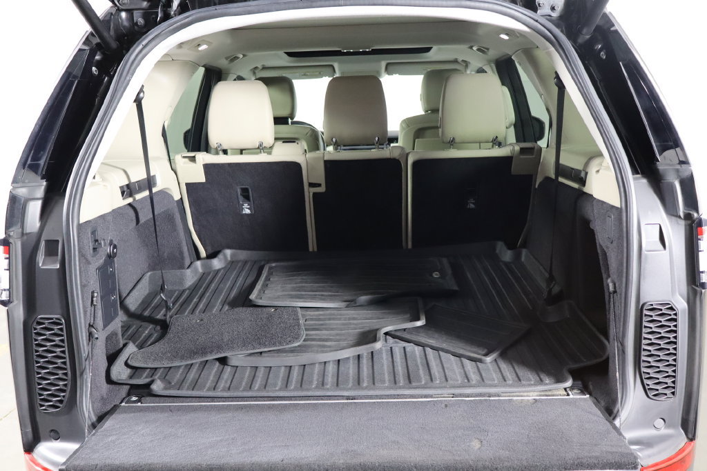Used 2018 Land Rover Discovery SE AWD/4WD image 16