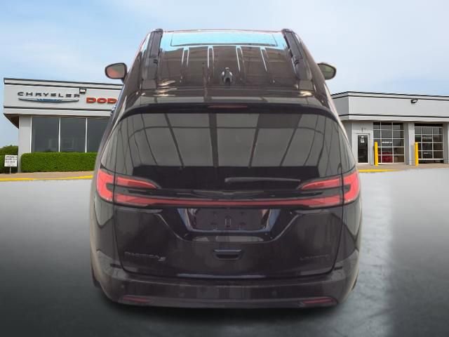 Used 2025 Chrysler Pacifica Limited FWD image 4