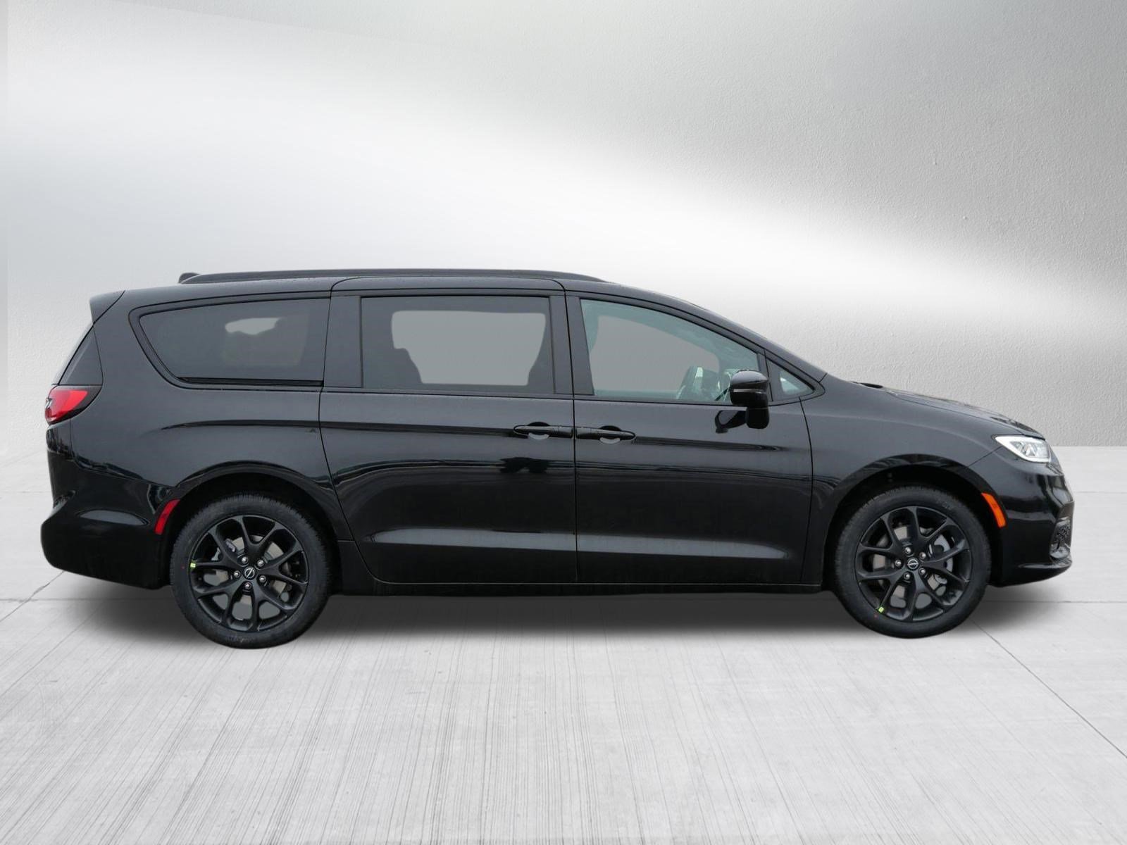 New 2026 Chrysler Pacifica Select AWD/4WD image 8