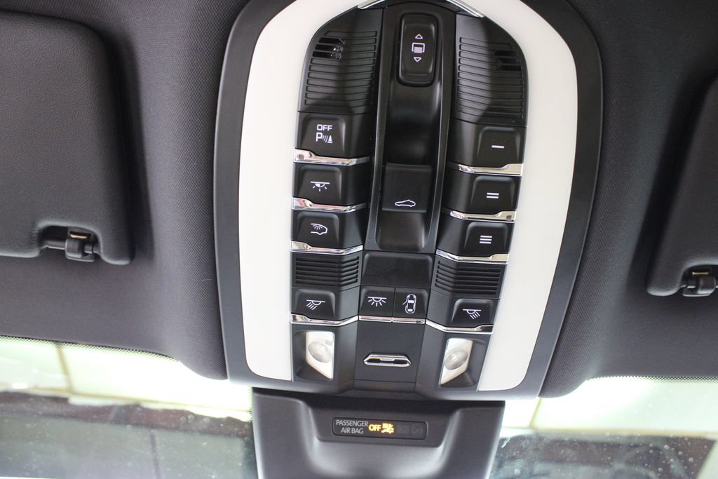 Used 2020 Porsche Macan AWD/4WD image 32