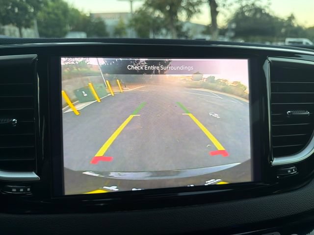 Used 2024 Chrysler Pacifica Touring-L FWD image 16