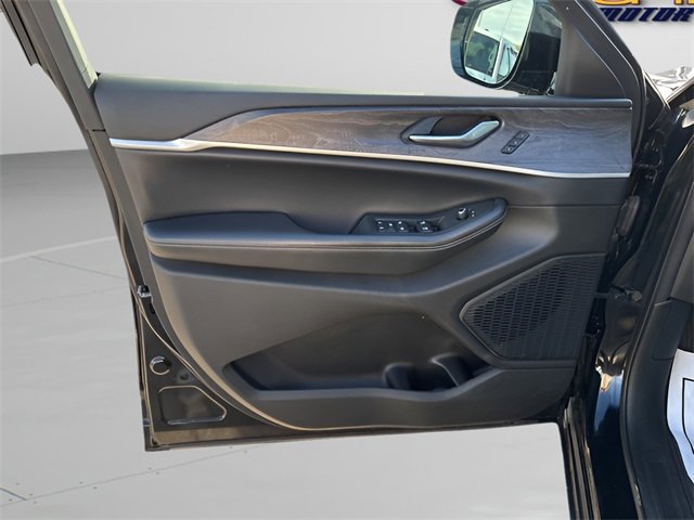 Used 2023 Jeep Grand Cherokee Limited w/ Luxury Tech Group II image 6