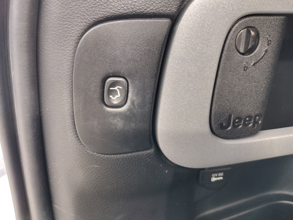 Used 2015 Jeep Cherokee Limited w/ Luxury Group image 16