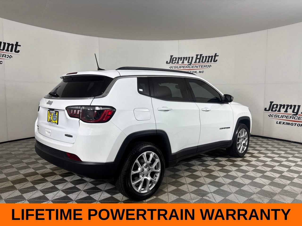 Used 2024 Jeep Compass Latitude w/ Sun and Sound Group AWD/4WD image 6