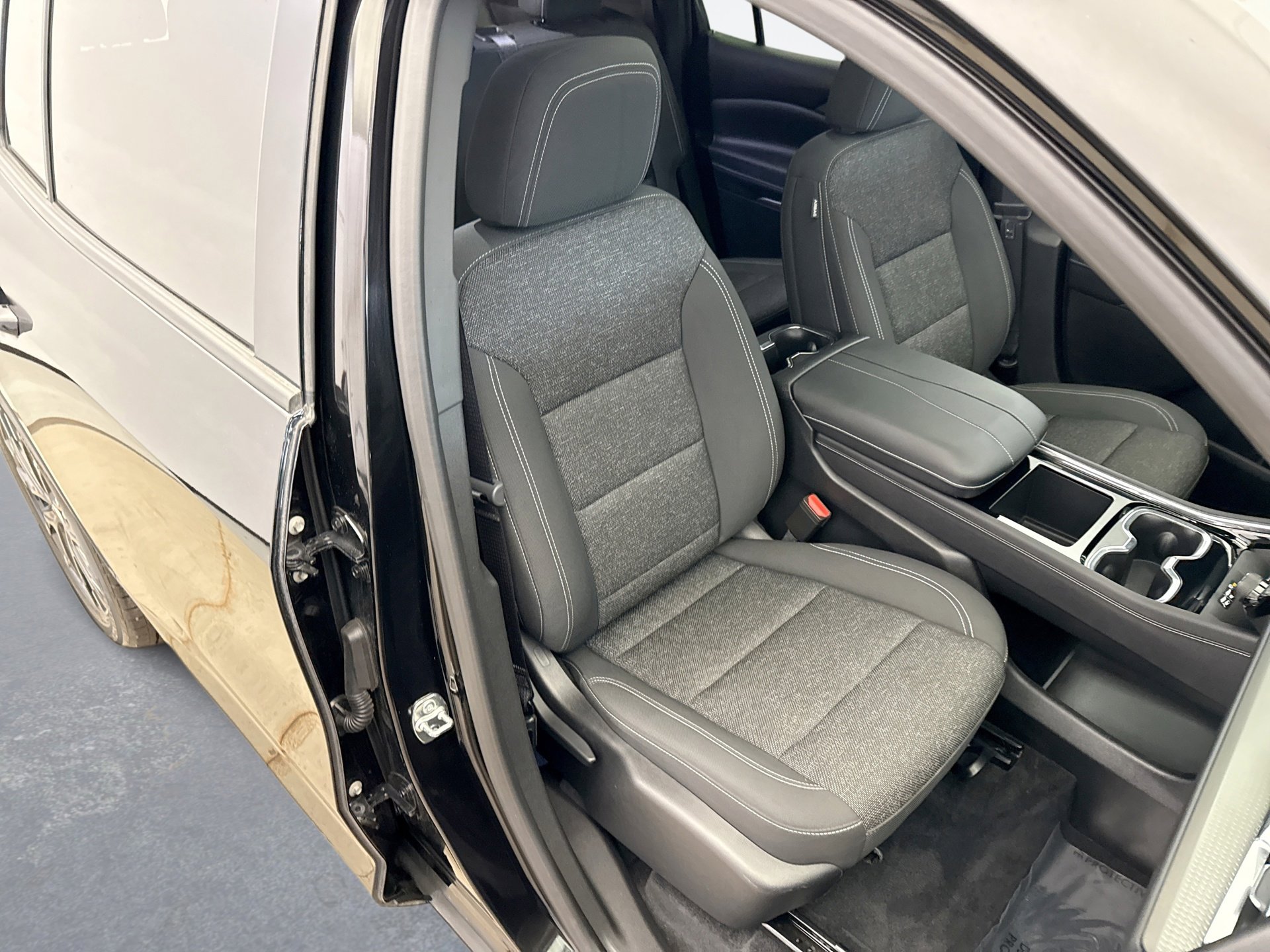 Used 2025 Chevrolet Traverse LT w/ Sun and Wheel Package image 16