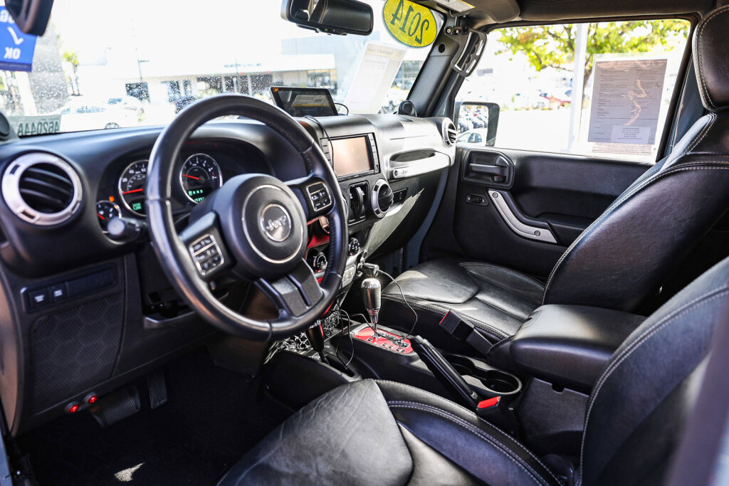 Used 2014 Jeep Wrangler Rubicon w/ Power Convenience Group AWD/4WD image 2