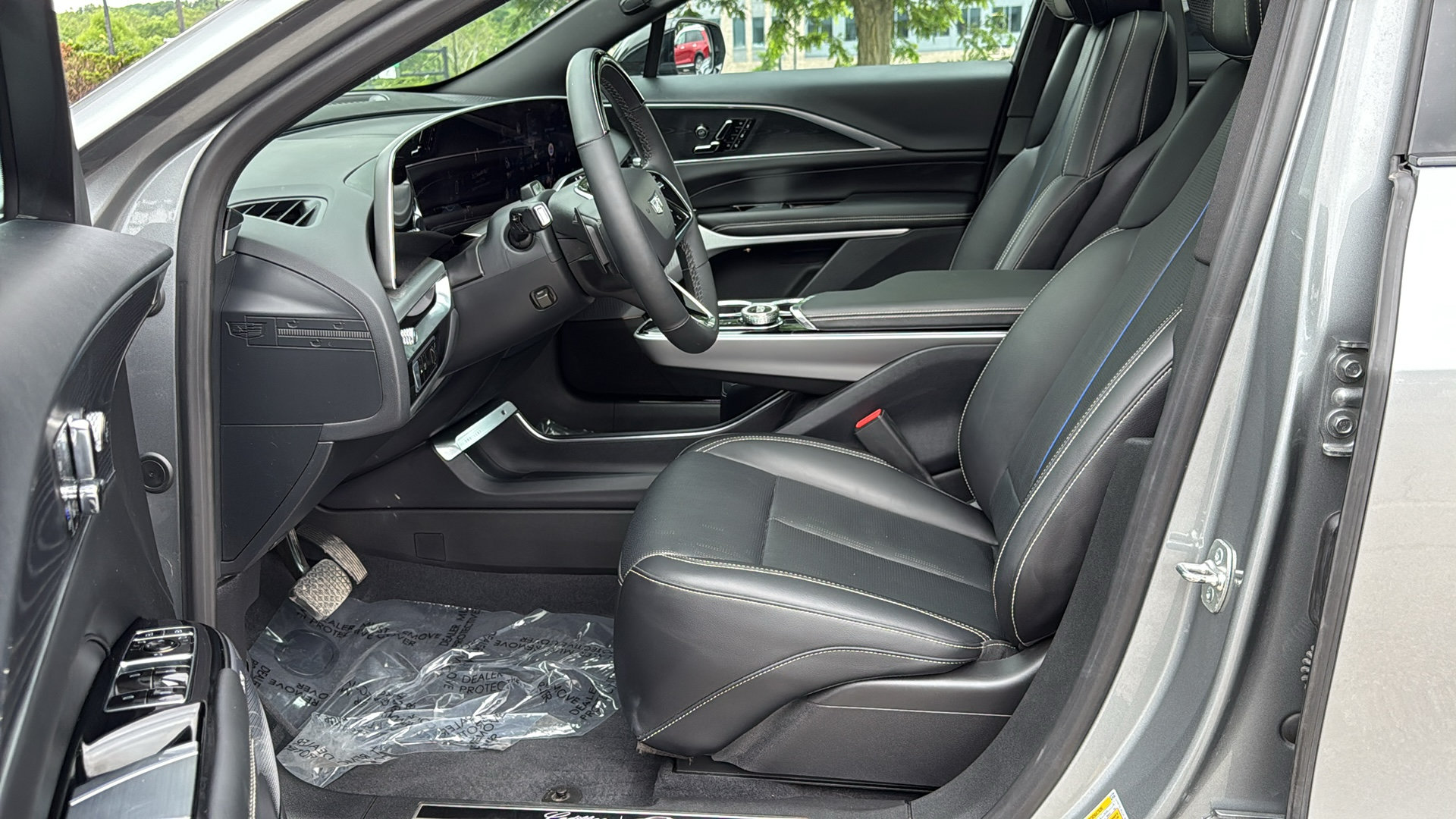 Certified 2025 Cadillac Lyriq Luxury w/ LPO, Floor Liner Package AWD/4WD image 8