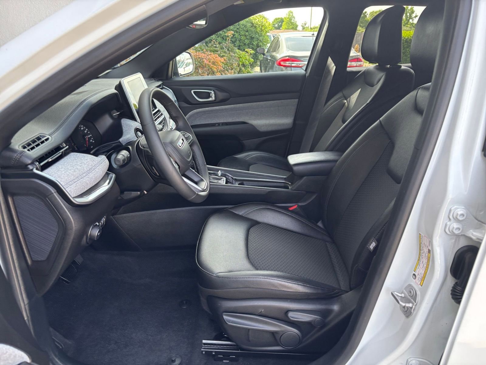 Used 2025 Jeep Compass Latitude AWD/4WD image 25
