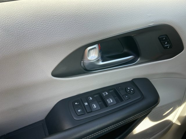 Used 2024 Chrysler Pacifica Touring-L FWD image 15