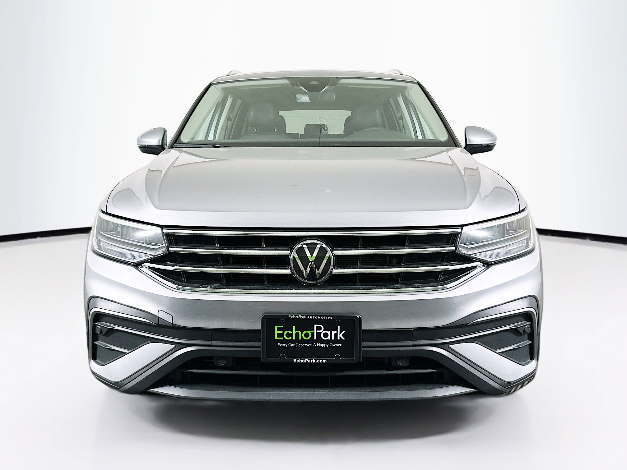 Used 2024 Volkswagen Tiguan SE image 2