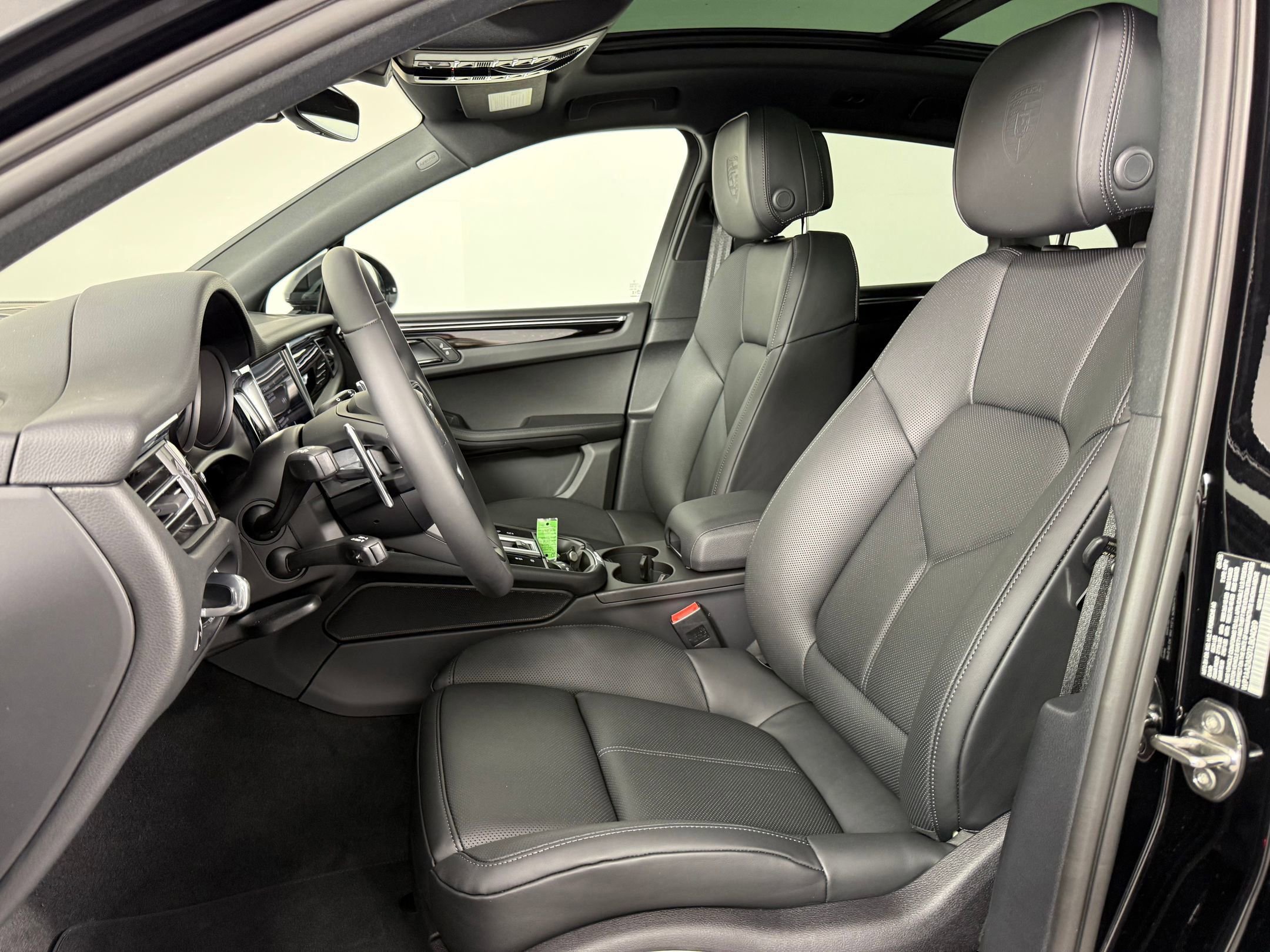 Certified 2026 Porsche Macan AWD/4WD image 5