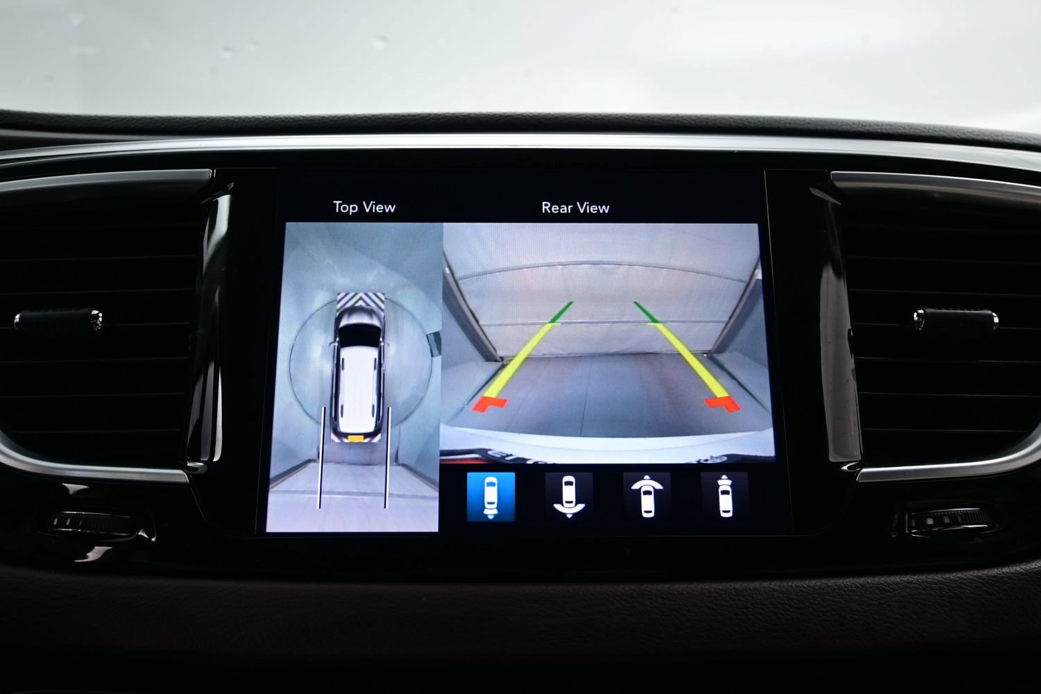 Used 2018 Chrysler Pacifica Touring-L Plus w/ Advanced Safetytec Group FWD image 20
