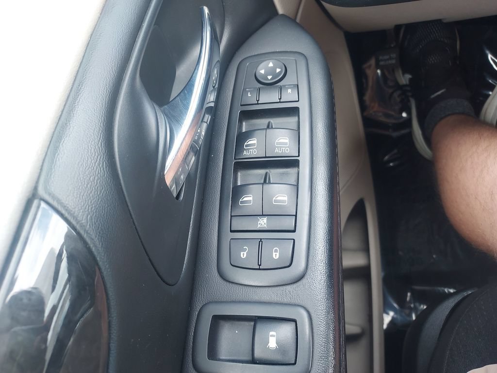 Used 2015 Dodge Grand Caravan SXT FWD image 23