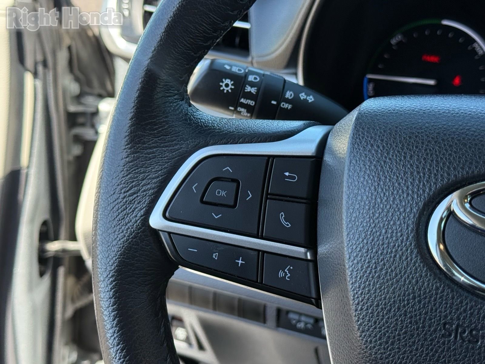 Used 2024 Toyota Sienna XLE FWD image 17