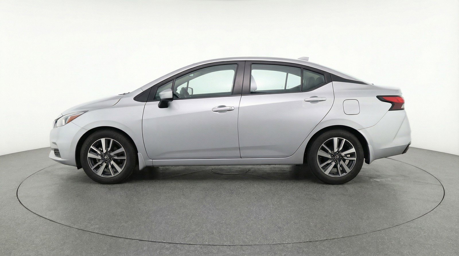 Used 2025 Nissan Versa SV image 5