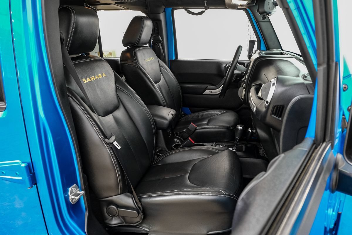 Used 2015 Jeep Wrangler Unlimited Sahara w/ Connectivity Group AWD/4WD image 30