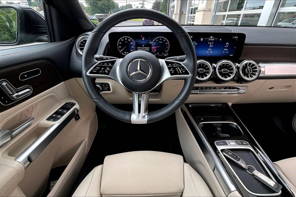 Used 2026 Mercedes-Benz GLB 250 4MATIC image 5