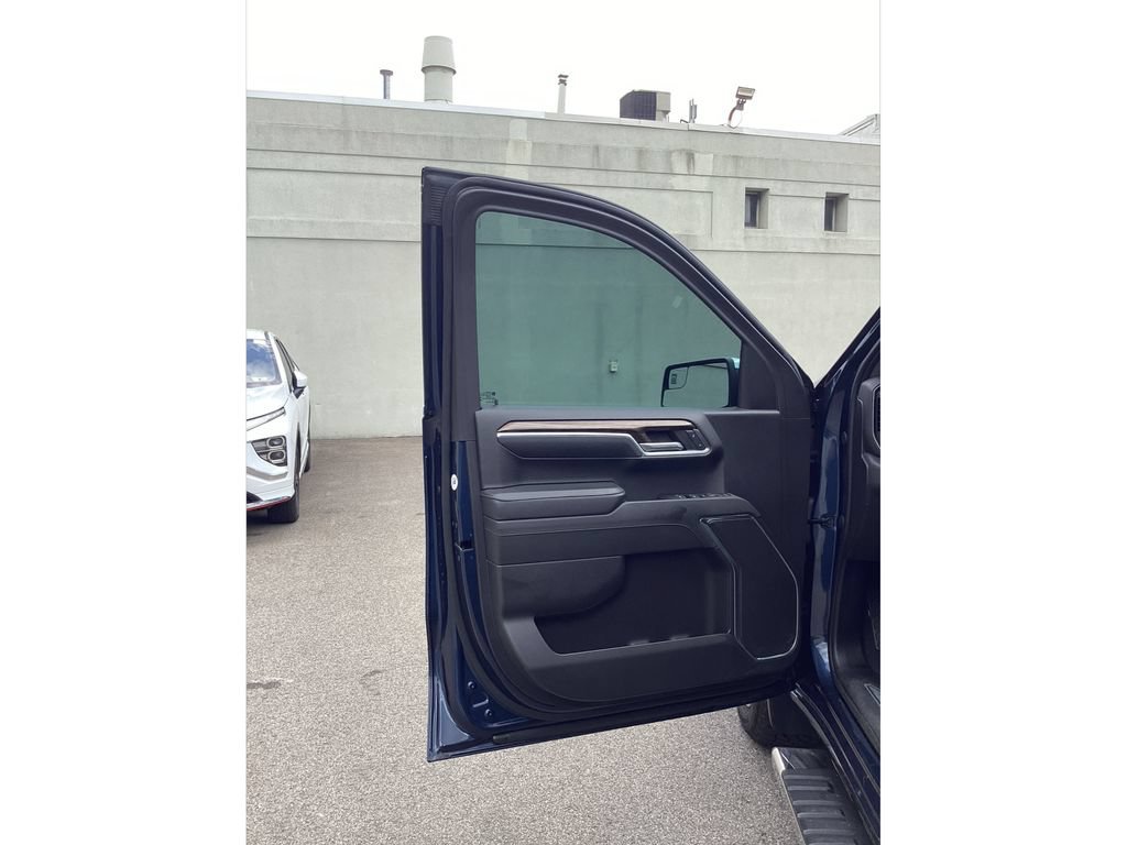 Used 2022 Chevrolet Silverado 1500 LT AWD/4WD image 16
