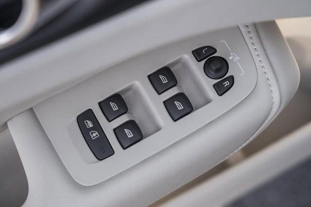 New 2026 Volvo XC60 B5 Ultra w/ Protection Package Premier image 40