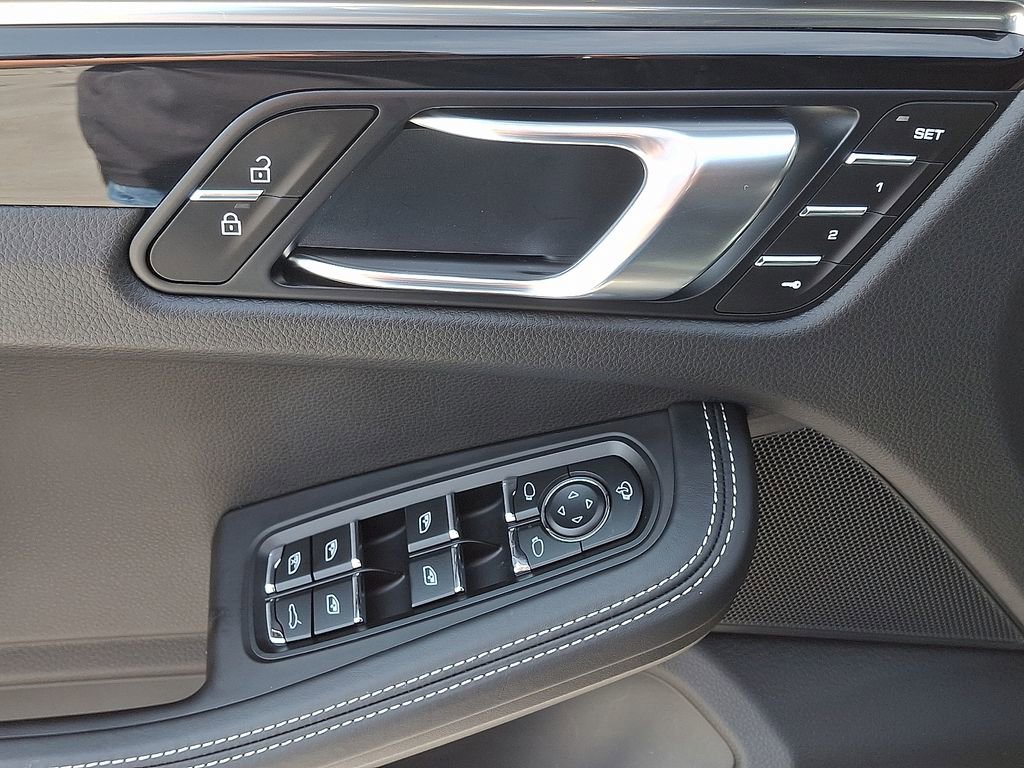 Certified 2025 Porsche Macan image 14