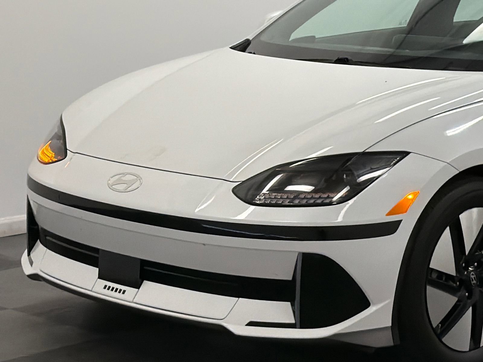 Used 2024 Hyundai Ioniq 6 SE RWD image 2