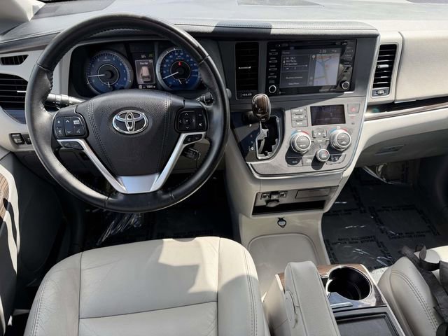 Used 2018 Toyota Sienna XLE w/ XLE Navigation Package image 12