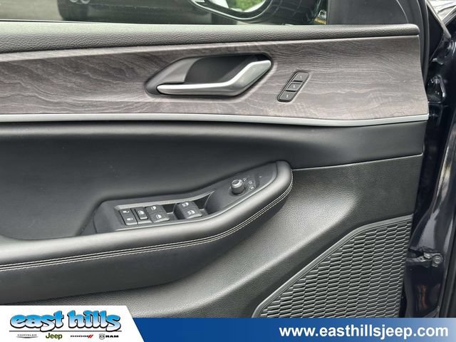 Used 2023 Jeep Grand Cherokee Limited AWD/4WD image 13