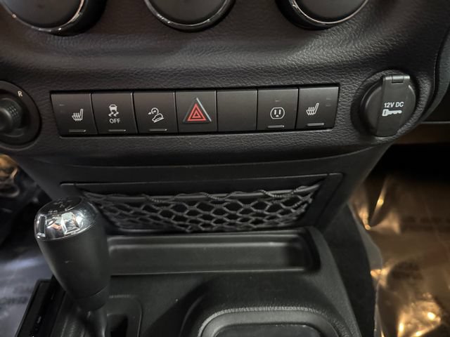 Used 2017 Jeep Wrangler Sahara w/ Connectivity Group AWD/4WD image 16