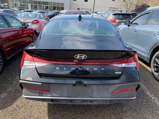 Used 2025 Hyundai Elantra SEL image 3