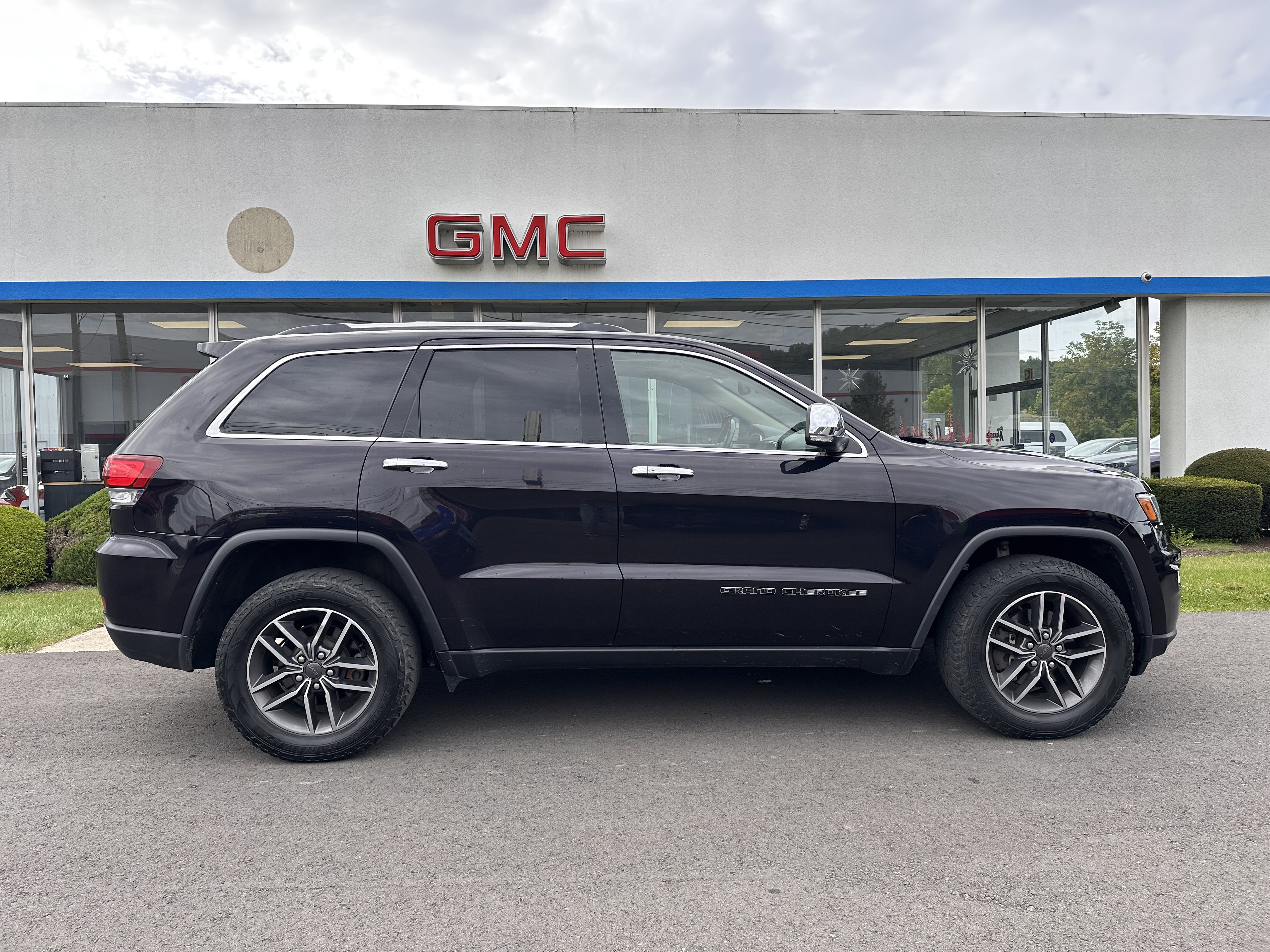 Used 2020 Jeep Grand Cherokee Limited w/ Premium Lighting Group AWD/4WD image 2