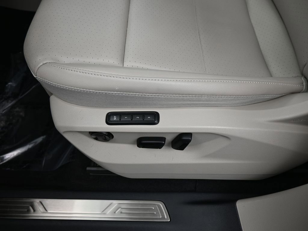 Used 2023 Volkswagen Atlas SEL R-Line image 16