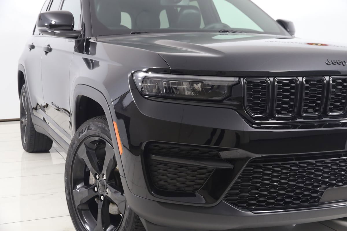Used 2024 Jeep Grand Cherokee Altitude AWD/4WD image 16