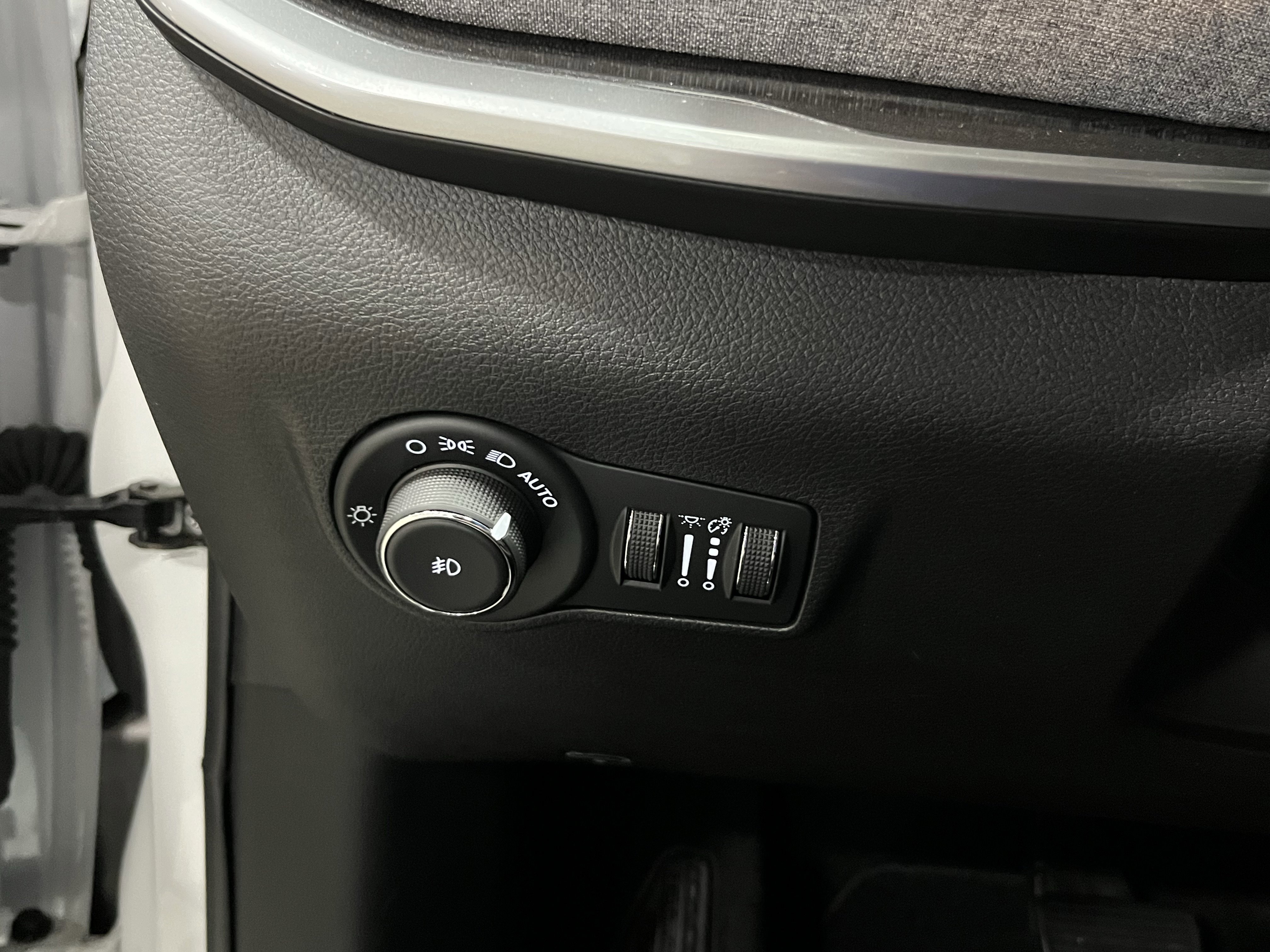 Certified 2025 Jeep Compass Latitude AWD/4WD image 25