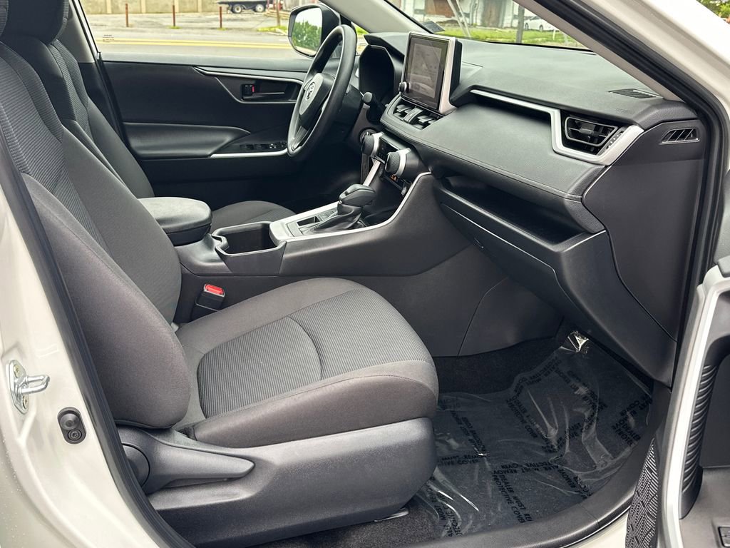 Used 2025 Toyota RAV4 LE AWD/4WD image 9