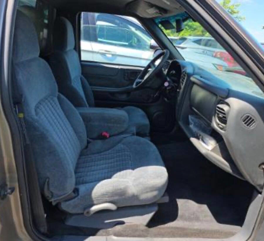 Used 2000 Chevrolet S10 Pickup LS w/ Preferred Equipment Group RWD image 9