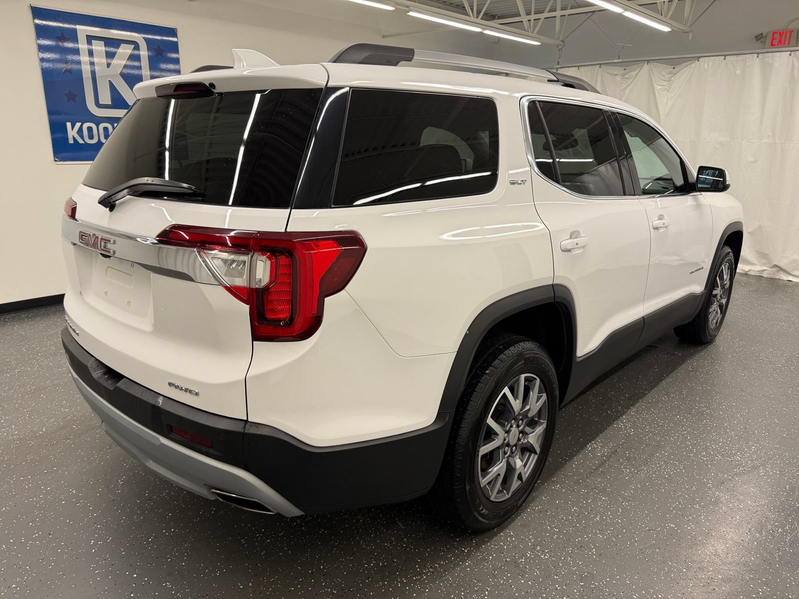 Used 2023 GMC Acadia SLT AWD/4WD image 2