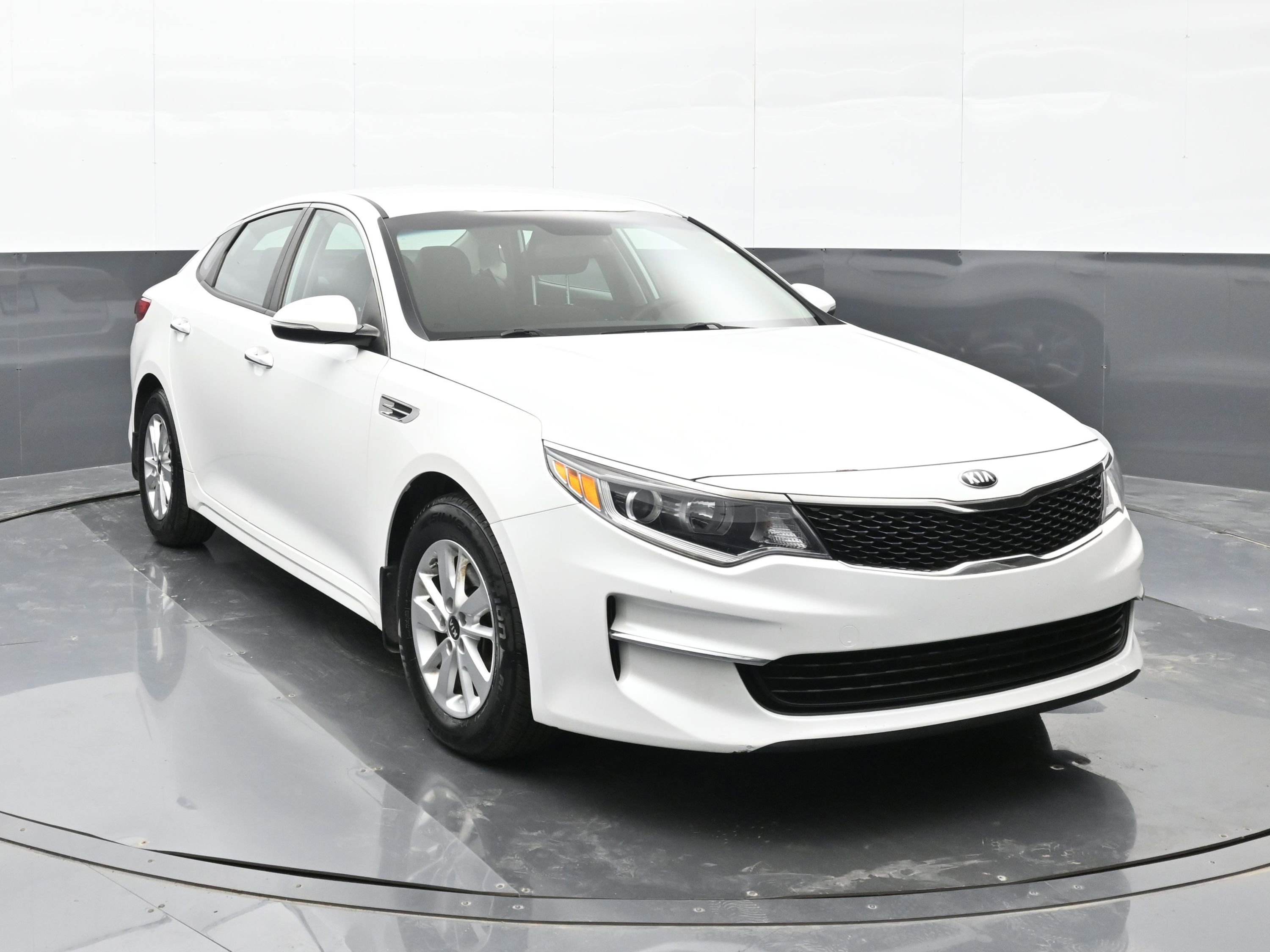 Used 2016 Kia Optima LX FWD image 2
