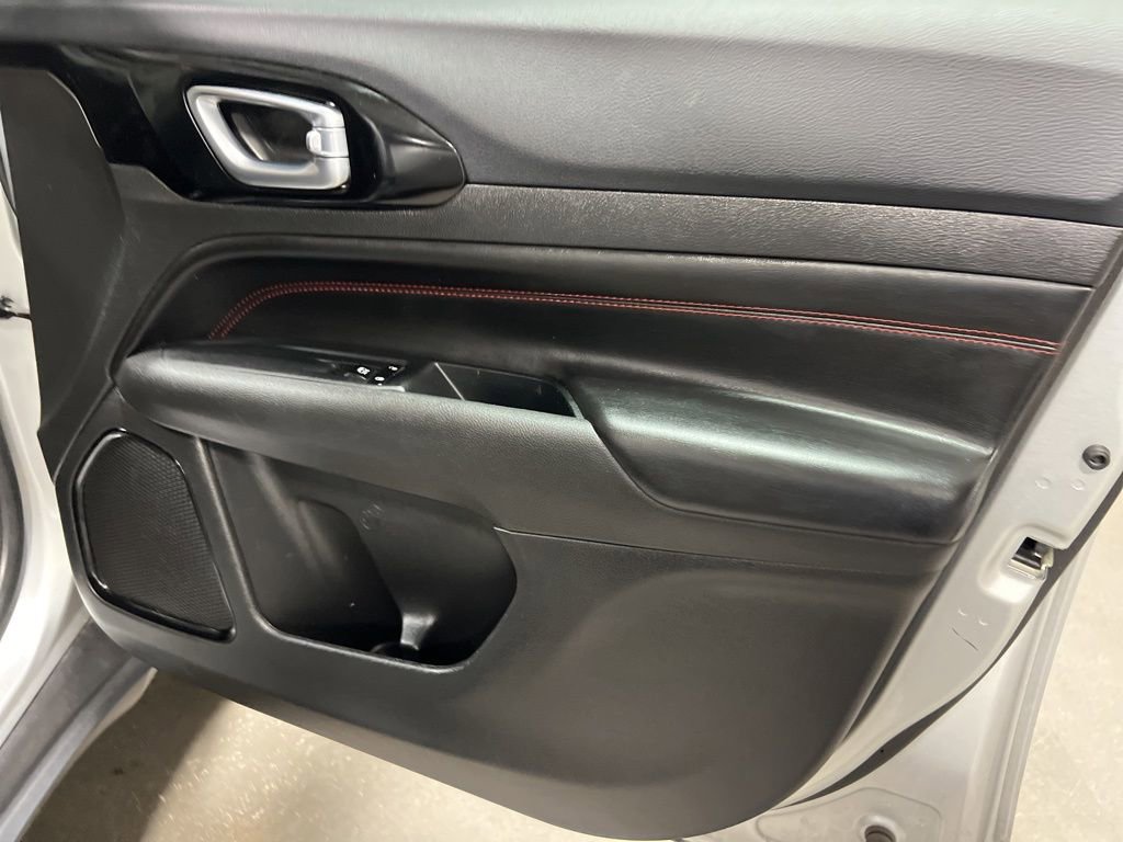 Used 2025 Jeep Compass Trailhawk image 11