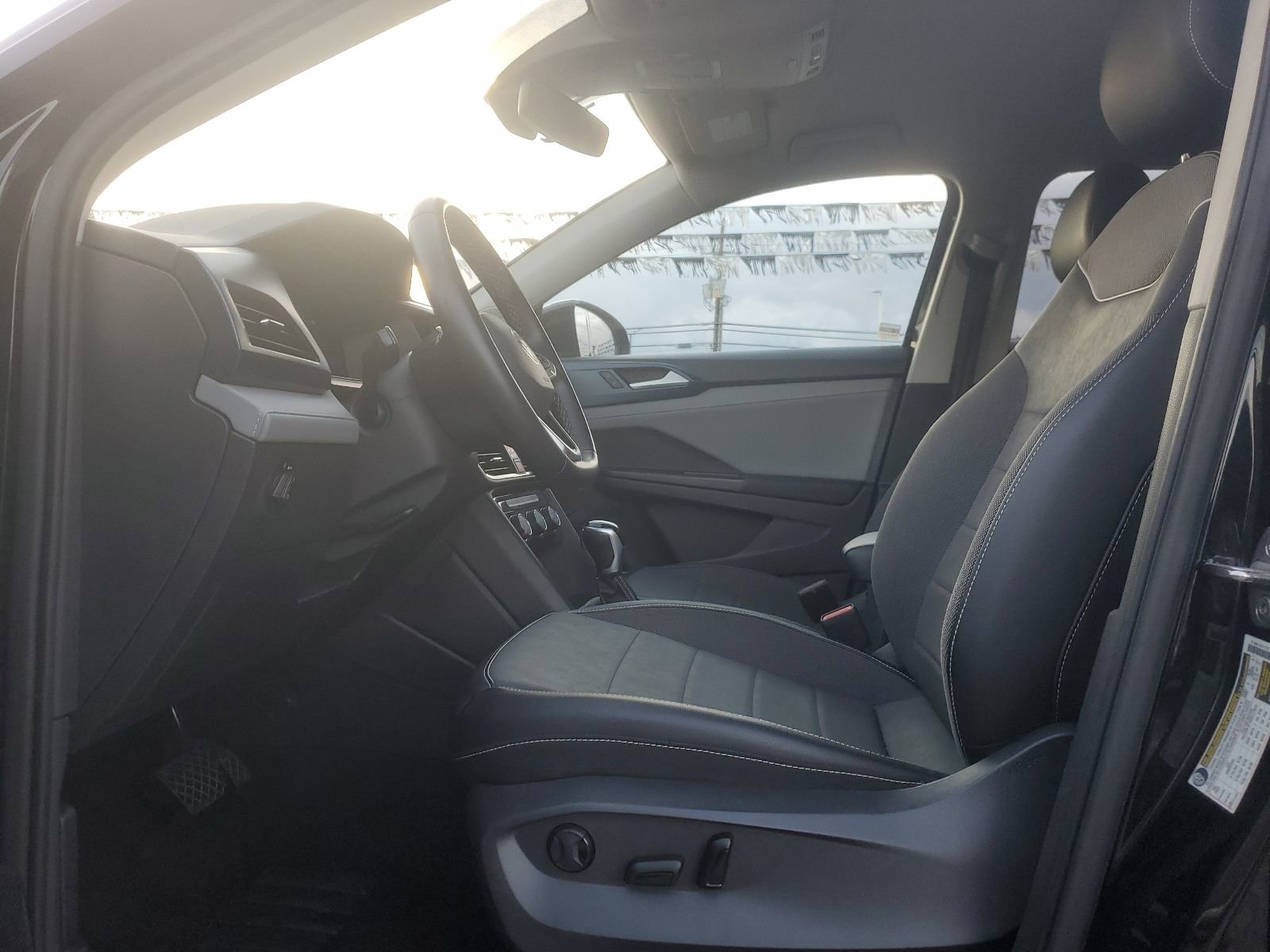 Used 2023 Volkswagen Taos SE image 8