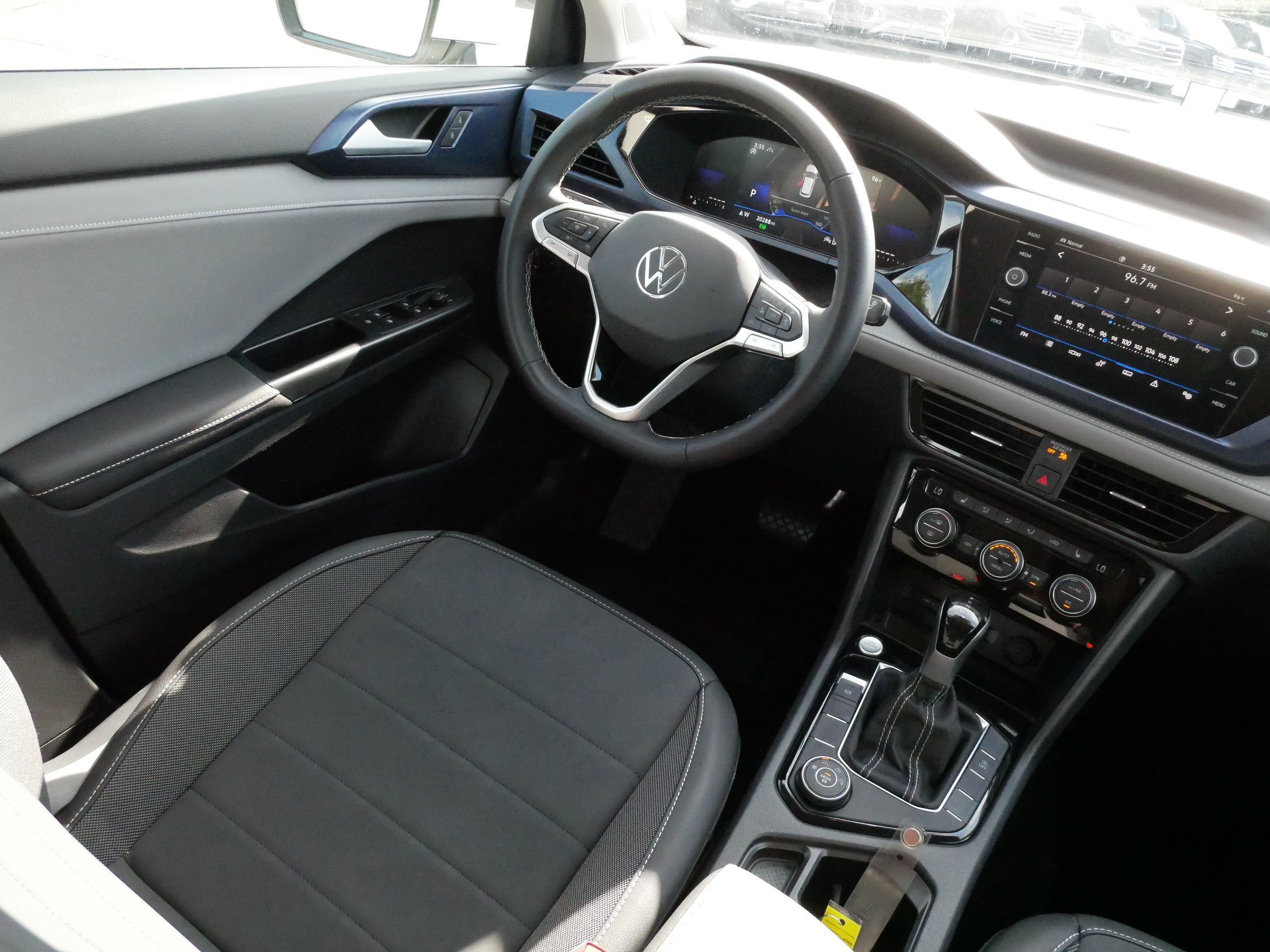 Certified 2024 Volkswagen Taos SE AWD/4WD image 9