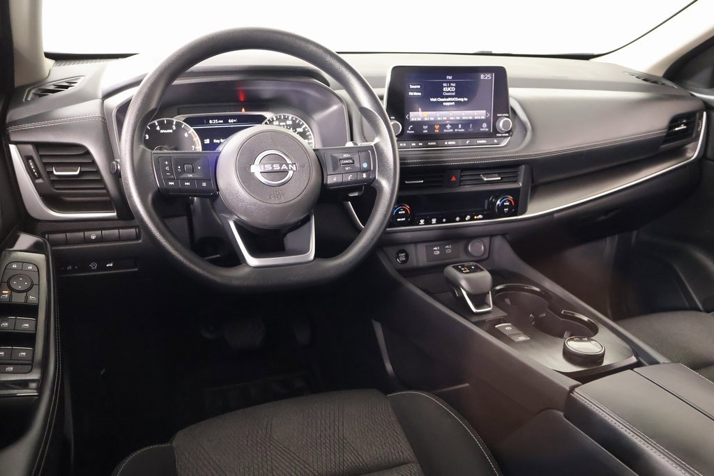 Used 2024 Nissan Rogue SV image 2