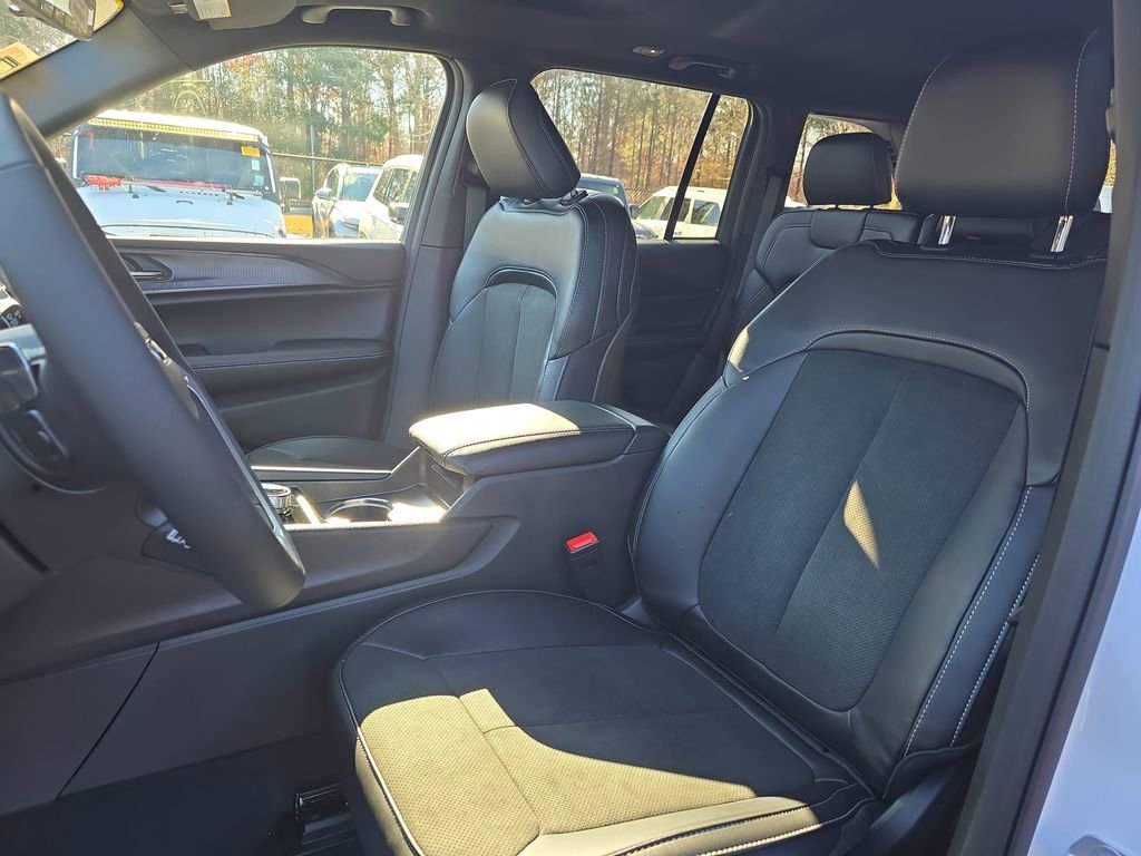 New 2025 Jeep Grand Cherokee Altitude image 15