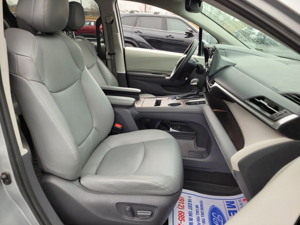 Used 2021 Toyota Sienna XLE FWD image 16