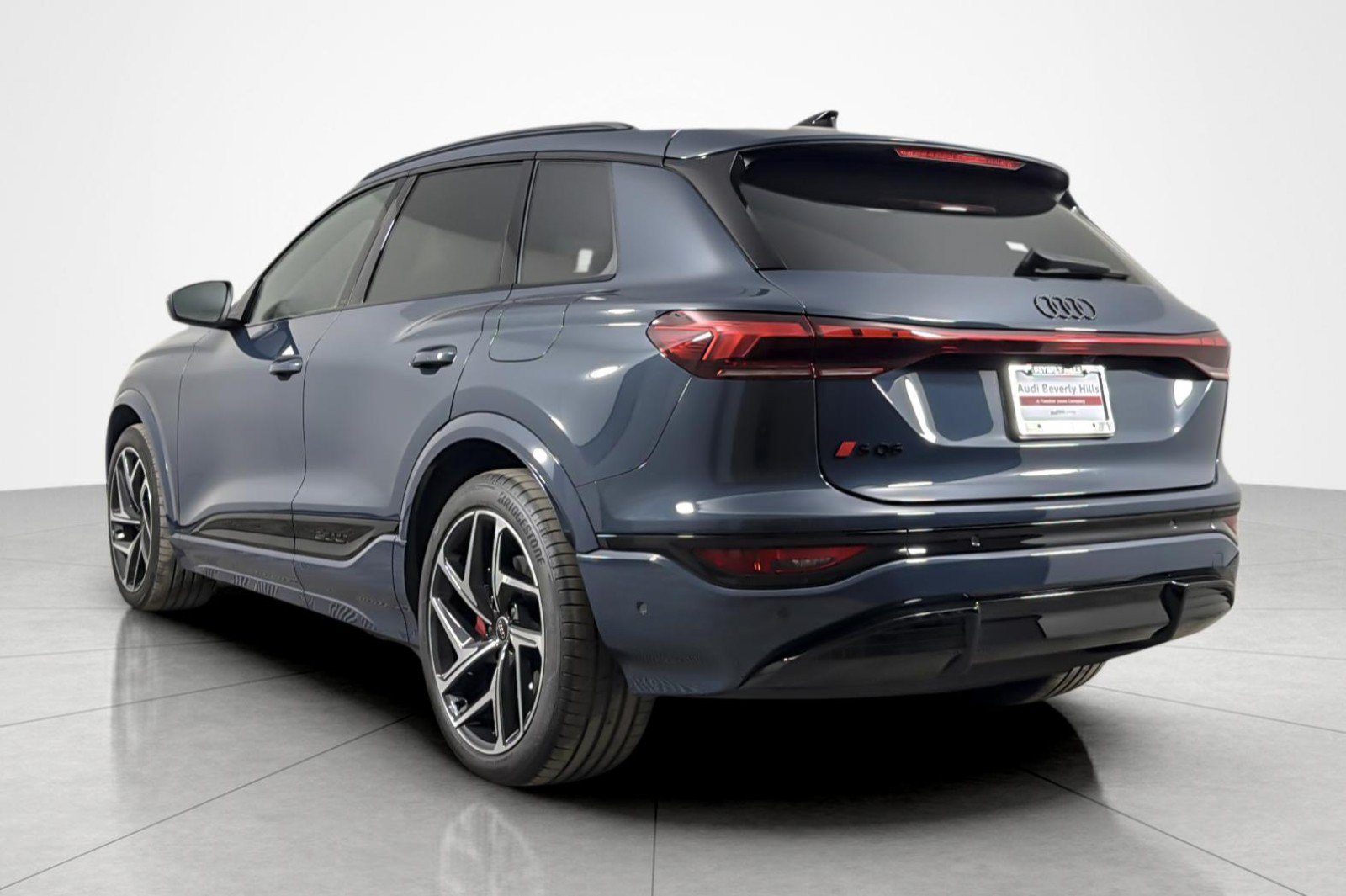 Used 2025 Audi SQ6 e-tron Premium Plus w/ Premium Plus AWD/4WD image 3