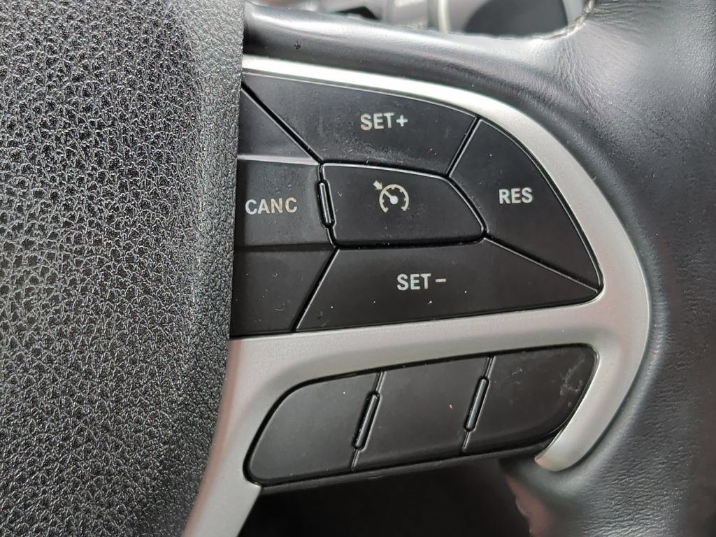 Used 2018 Jeep Cherokee Latitude Plus w/ Cold Weather Group AWD/4WD image 13