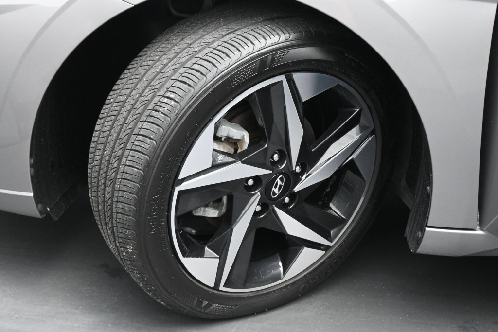 Used 2022 Hyundai Elantra Limited FWD image 21