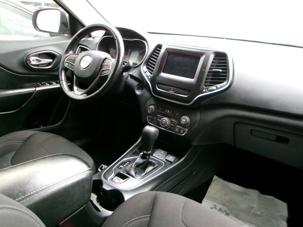 Used 2019 Jeep Cherokee Latitude w/ Cold Weather Group image 13