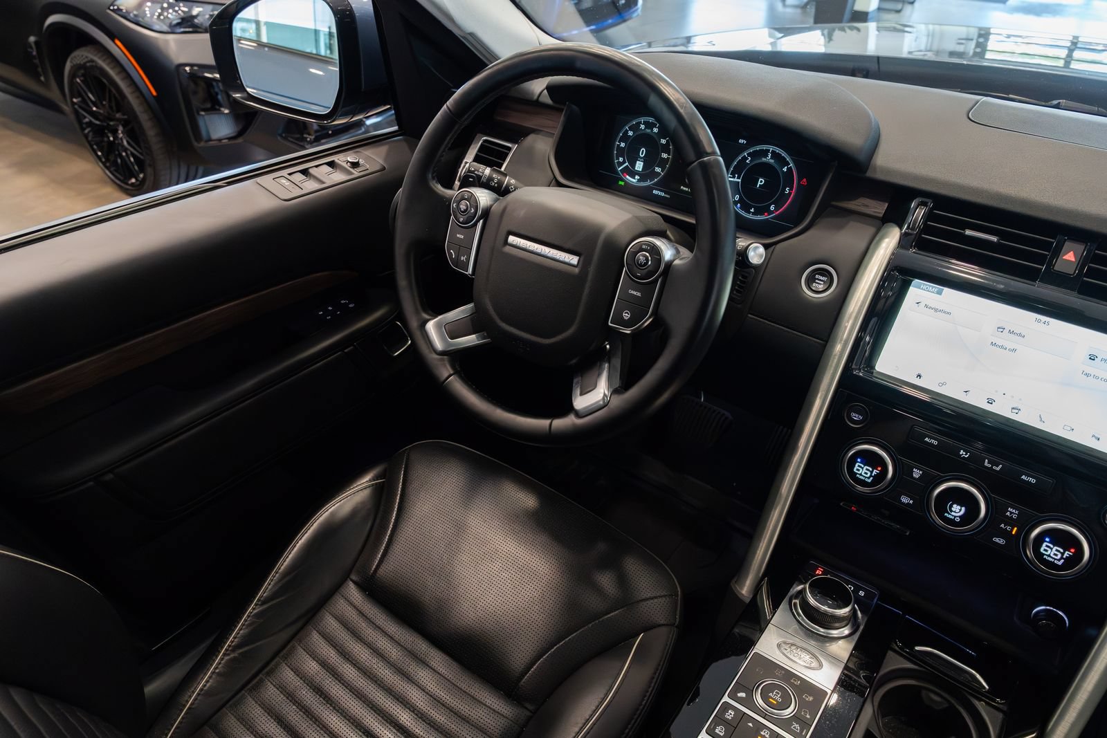 Used 2018 Land Rover Discovery HSE Luxury AWD/4WD image 8
